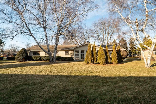 207 Old Pine CIRCLE, Wind Point, WI 53402