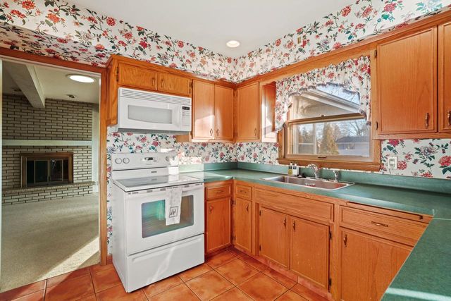 207 Old Pine CIRCLE, Wind Point, WI 53402