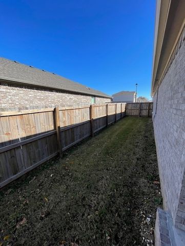 2210 S 10th Street, Rogers, AR 72758