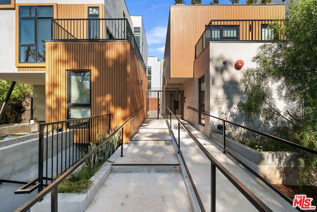 1016 N Martel Avenue TH 108, West Hollywood, CA 90046