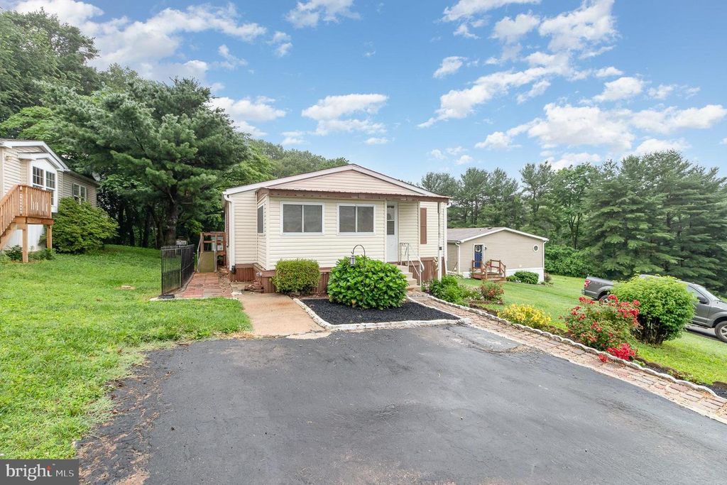 11 TYLER DR, New Providence, PA 17560