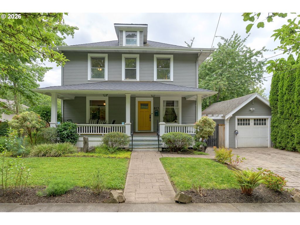 Image 1 of property listing at 813 Se DAVIS St, Mc Minnville, OR 97128