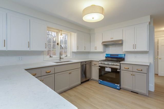 216 Hackett Hill Road, Hooksett, NH 03106