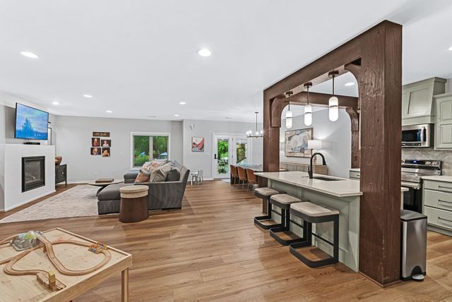 918 E Lakecrest Dr, Andover, KS 67002