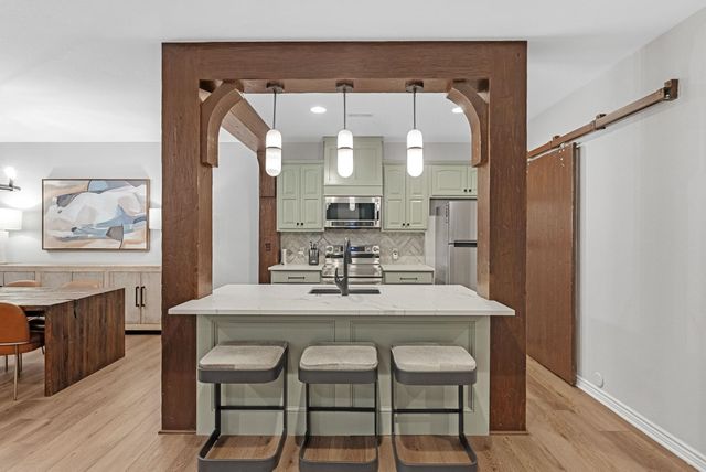 918 E Lakecrest Dr, Andover, KS 67002