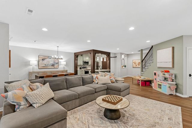 918 E Lakecrest Dr, Andover, KS 67002