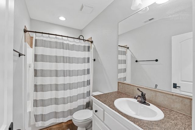 918 E Lakecrest Dr, Andover, KS 67002