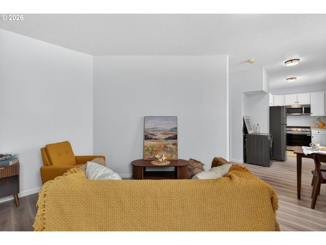 708 N KILLINGSWORTH St 11, Portland, OR 97217