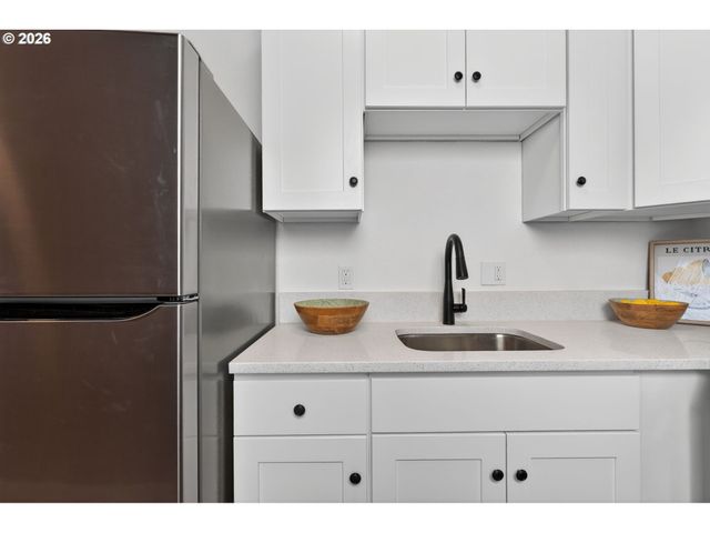 708 N KILLINGSWORTH St 11, Portland, OR 97217