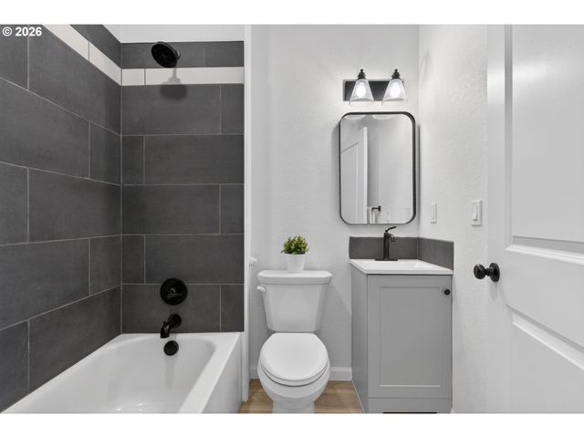 708 N KILLINGSWORTH St 11, Portland, OR 97217