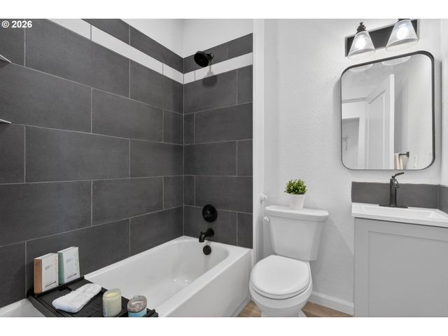 708 N KILLINGSWORTH St 11, Portland, OR 97217