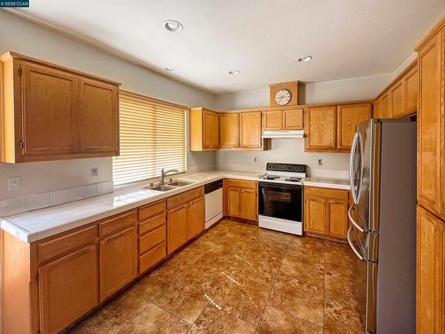 1214 Dover Ln, Tracy, CA 95377