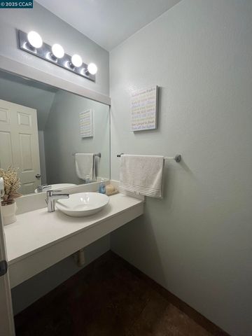 1214 Dover Ln, Tracy, CA 95377