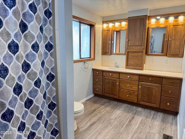 3920 S Olden Way, Toppenish, WA 98948