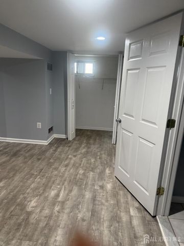 13 OAK WOOD Drive, Parlin, NJ 08859