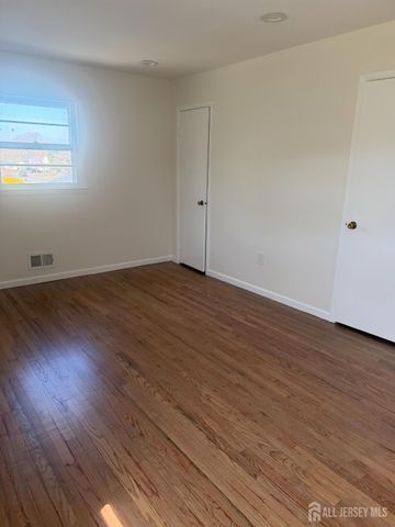 13 OAK WOOD Drive, Parlin, NJ 08859