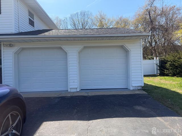 13 OAK WOOD Drive, Parlin, NJ 08859