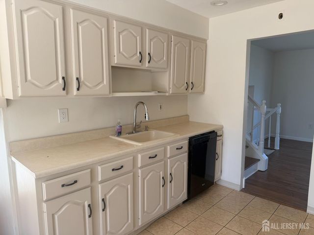 13 OAK WOOD Drive, Parlin, NJ 08859