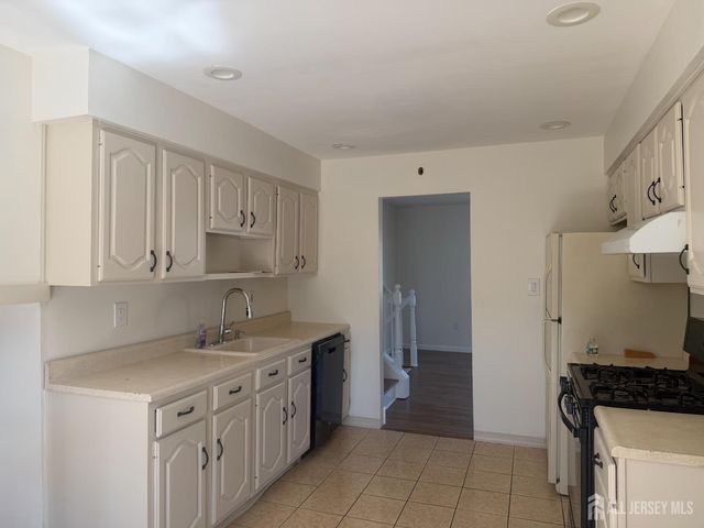 13 OAK WOOD Drive, Parlin, NJ 08859