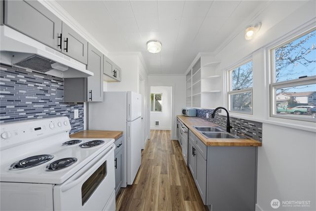 9910 272nd Street NW, Stanwood, WA 98292