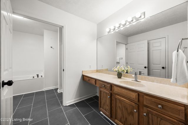 11403 Ridge Lake Dr, Louisville, KY 40272