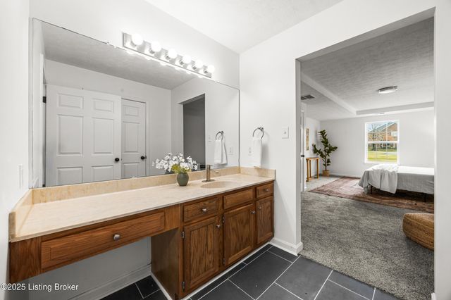 11403 Ridge Lake Dr, Louisville, KY 40272