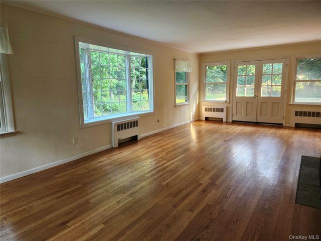 11 Smith Lane, Saint James, NY 11780