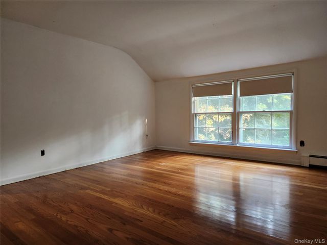 11 Smith Lane, Saint James, NY 11780