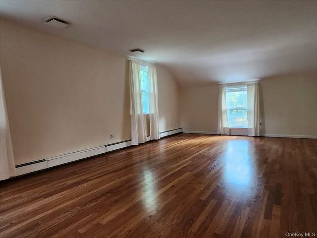 11 Smith Lane, Saint James, NY 11780