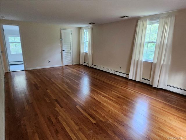 11 Smith Lane, Saint James, NY 11780