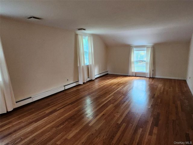 11 Smith Lane, Saint James, NY 11780