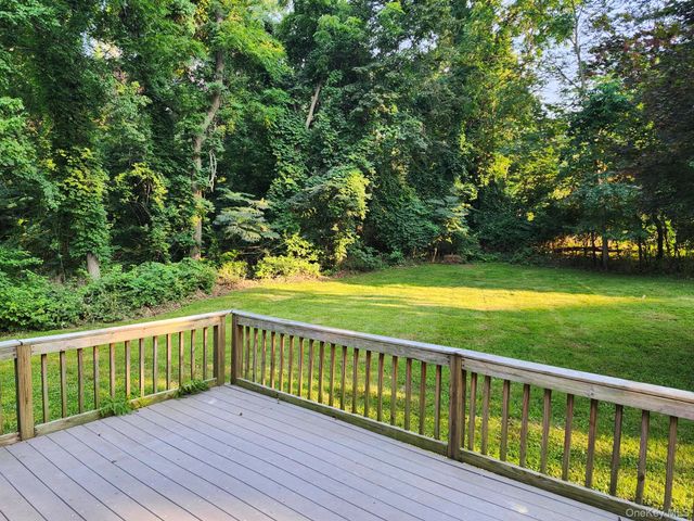 11 Smith Lane, Saint James, NY 11780