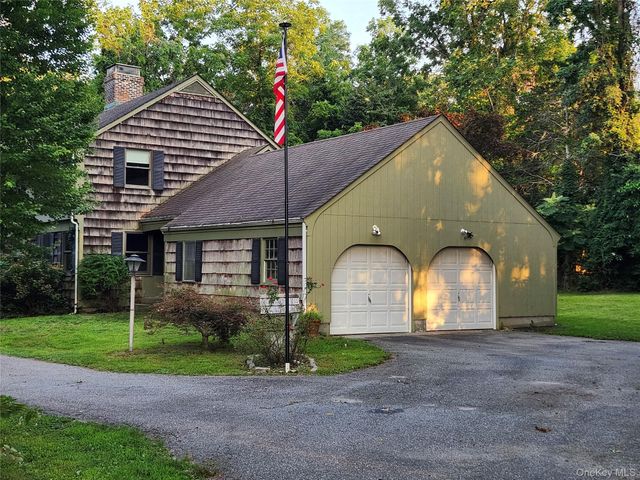 11 Smith Lane, Saint James, NY 11780