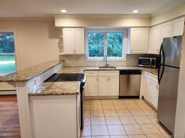 11 Smith Lane, Saint James, NY 11780