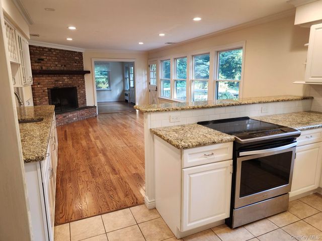 11 Smith Lane, Saint James, NY 11780