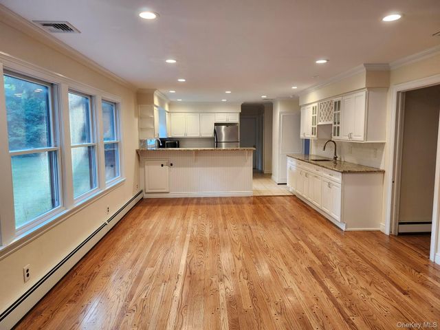 11 Smith Lane, Saint James, NY 11780