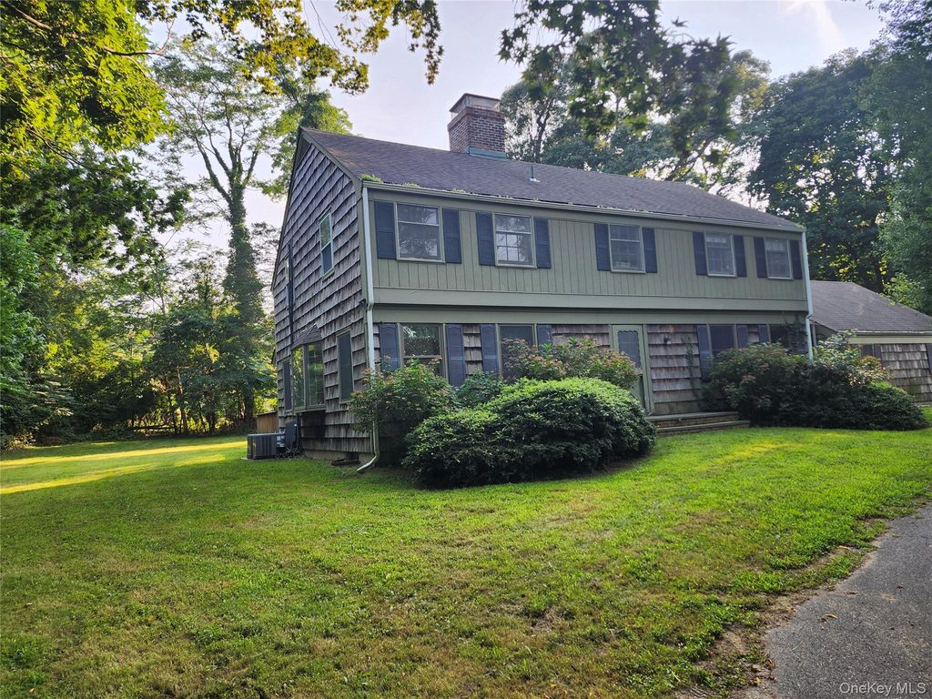 11 Smith Lane, Saint James, NY 11780