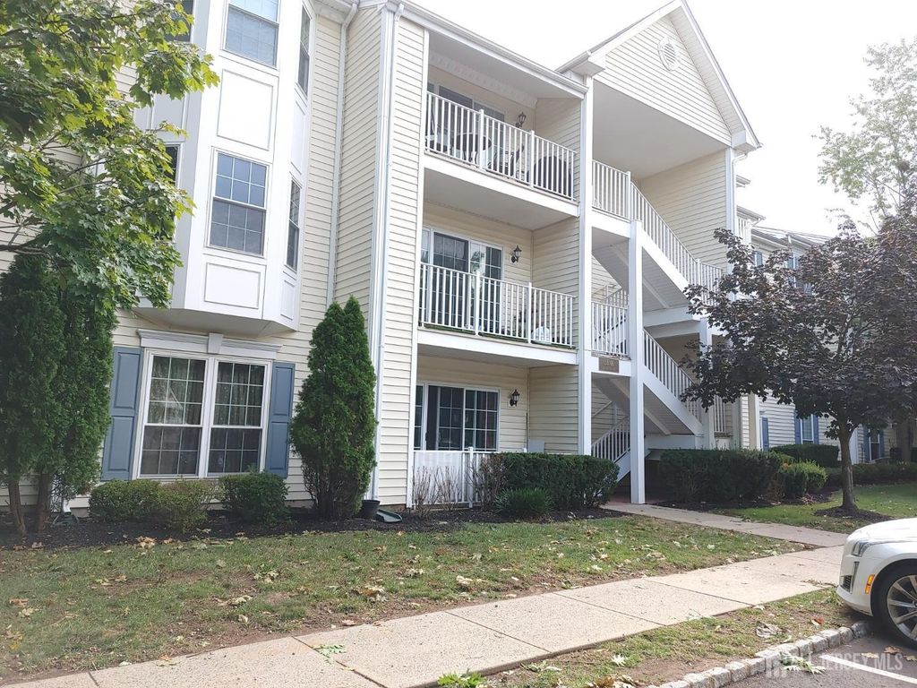 39 Dartmouth Way, North Brunswick, NJ 08902