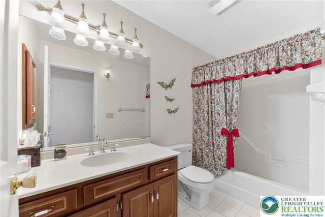 353 Beaver Run Drive, Bushkill Twp, PA 18064