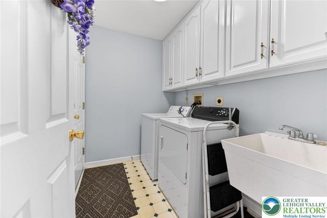 353 Beaver Run Drive, Bushkill Twp, PA 18064