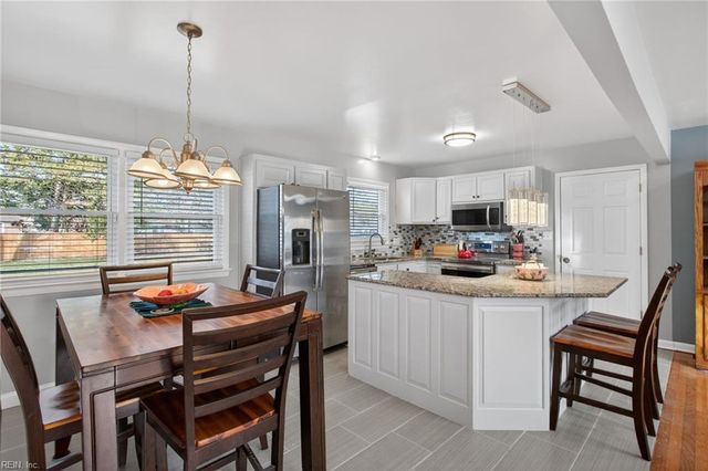 10 Bonita DR, Newport News, VA 23602