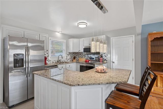 10 Bonita DR, Newport News, VA 23602