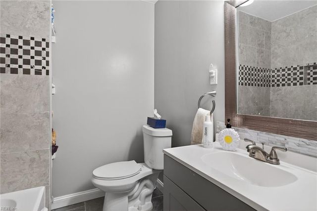 10 Bonita DR, Newport News, VA 23602