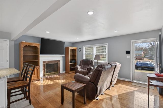 10 Bonita DR, Newport News, VA 23602