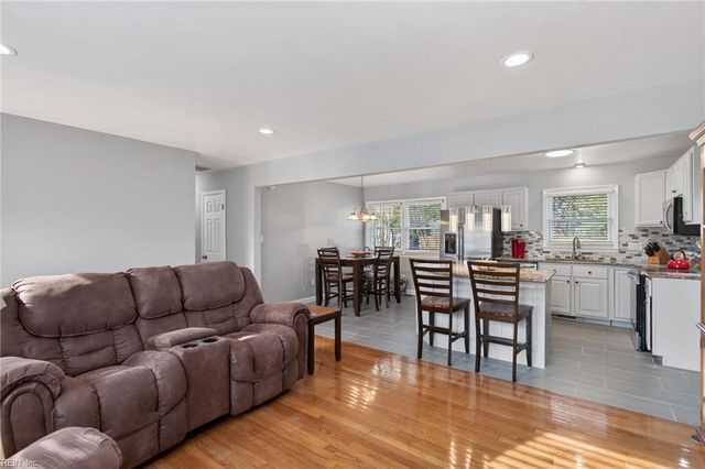 10 Bonita DR, Newport News, VA 23602