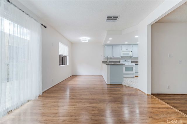 6746 Encino Avenue 2, Lake Balboa, CA 91406