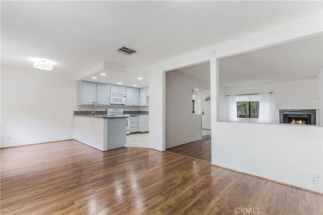 6746 Encino Avenue 2, Lake Balboa, CA 91406