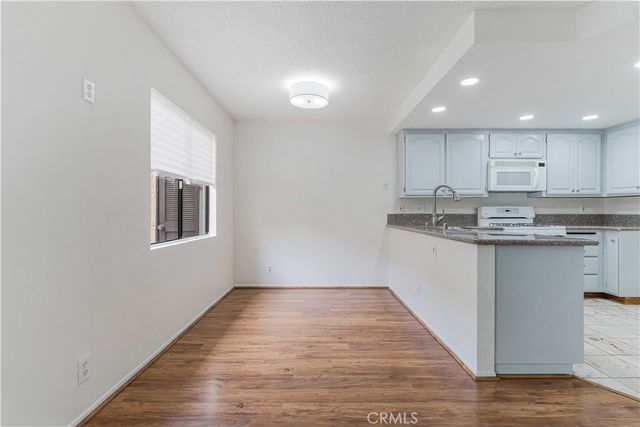 6746 Encino Avenue 2, Lake Balboa, CA 91406
