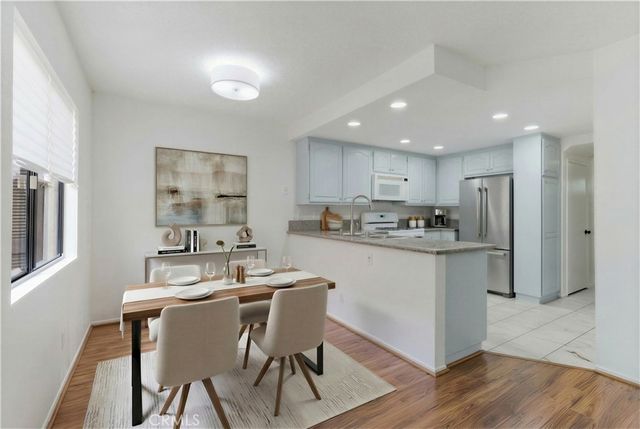 6746 Encino Avenue 2, Lake Balboa, CA 91406