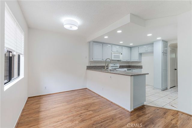6746 Encino Avenue 2, Lake Balboa, CA 91406